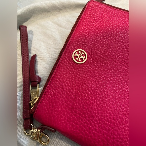 Tory Burch Fuchsia Landon Leather Wristlet - Picture 15 of 15
